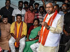 झारखंड: दुमका में रेप के बाद अदिवासी लड़की की हत्या, BJP ने पीड़ित परिवार को दी 28 लाख की सहायता 