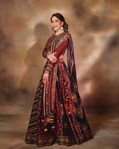 Madhuri Dixit Pics: लहंगा-चोली में माधुरी दीक्षित ने गिराईं बिजलियां, फोटो में खूबसूरती देख आप भी कहेंगे-'क्या बात'