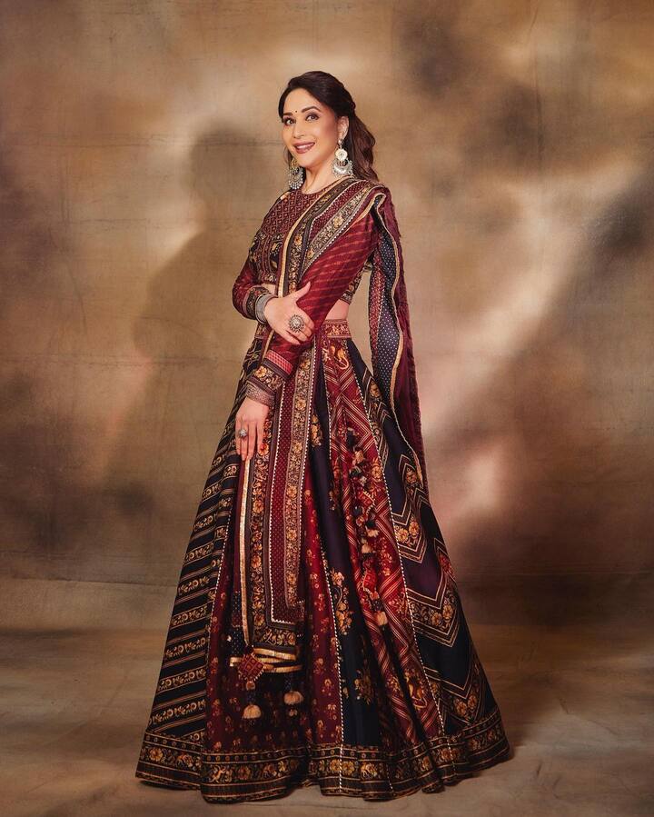 इन तस्वीरों में माधुरी दीक्षित लहंगा-चोली में बेहद खूबसूरत लग रही हैं. उनकी स्माइल तो कहना ही क्या.