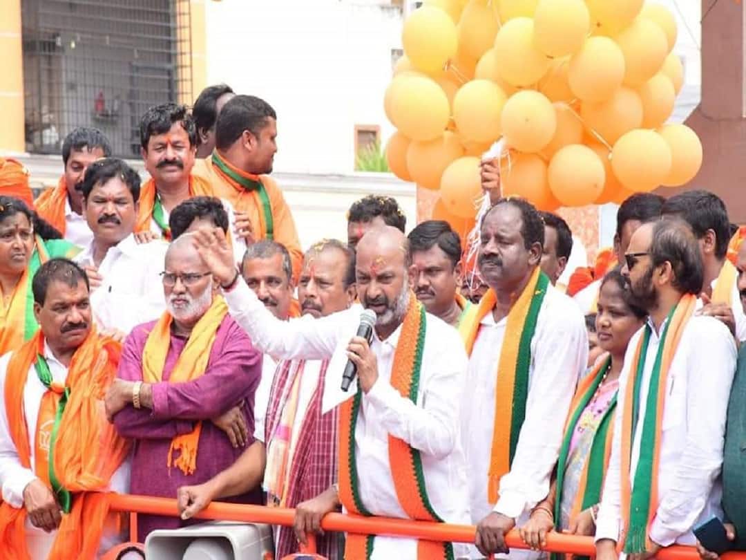 Bandi Sanjay Shocking Comments on MIM in Praja Sanframa Yatra Bandi Sanjay: తెలంగాణలో పీఎఫ్ఐ బాంబులు పేల్చేందుకు కుట్ర చేస్తోంది - బండి సంజయ్