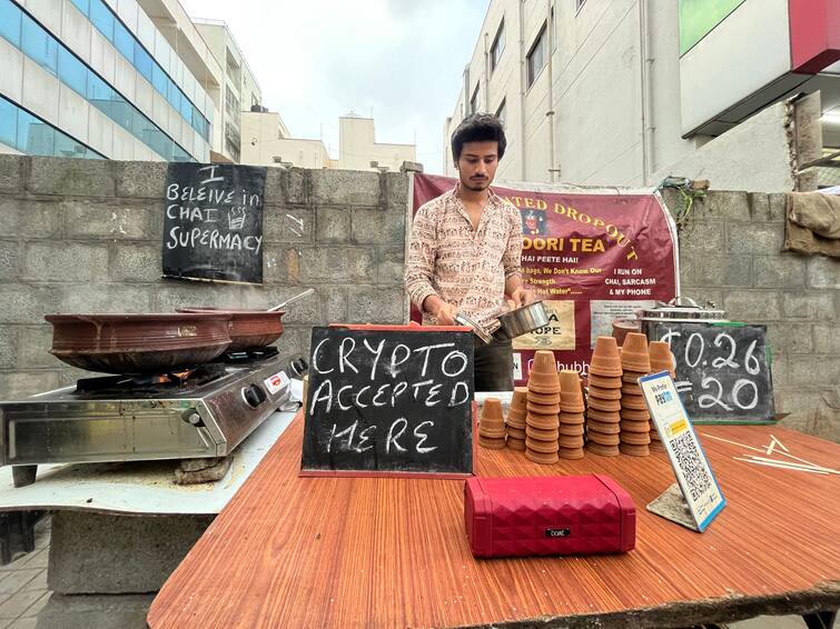 College Dropout Tea Seller In Bengaluru Accepts Crypto As Payment From His Customers At Tea Stall Tea Seller Accepts Crypto: बैंगलुरु में ये चाय बेचने वाला क्रिप्टो में लेता है पेमेंट!