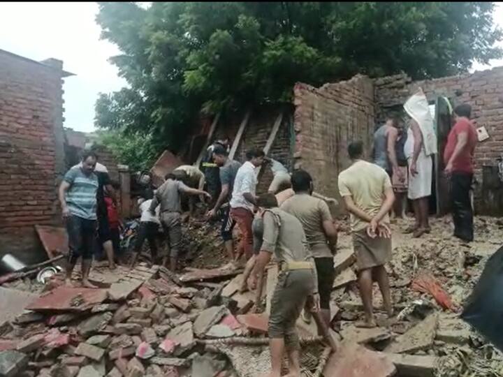 firozabad house collapsed due to incessant rain one killed ann Firozabad: लगातार हो रही बारिश से फिरोजाबाद में ढहा एक मकान, मलबे में दबकर बच्चे की मौत, 7 लोग घायल