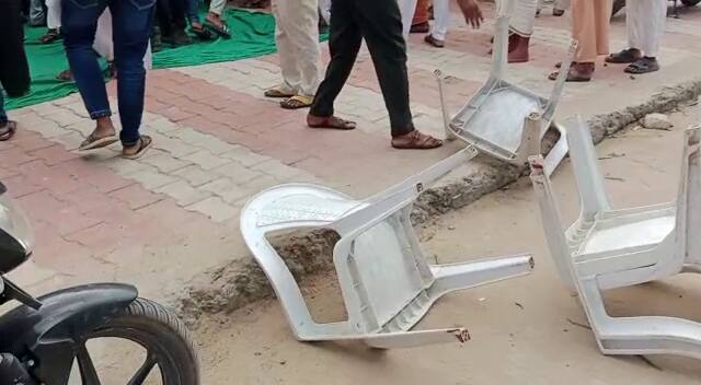 Banaskantha Protest : Cattle lovers protest against BJP Namo Panchayata in Banaskantha Gujarat : કચ્છ પછી બનાસકાંઠામાં ભાજપની નમો પંચાયતનો વિરોધ, કાર્યક્રમમાં ઉછળી ખુરશીઓ, જાણો કોણે કર્યો વિરોધ?