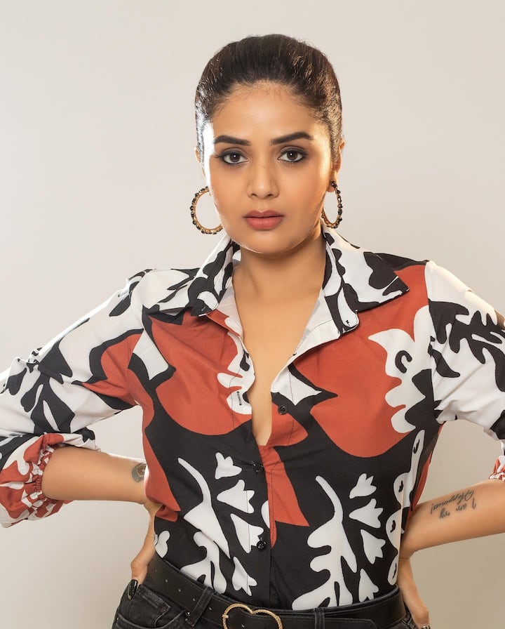 స్టార్ హీరోయిన్ రేంజి పాపులరిటీ ఉన్న ఈ యాంకర్.. సోషల్ మీడియాలో ఫుల్ యాక్టివ్ గా ఉంటుంది. Photo credit: Sreemukhi/ instagram