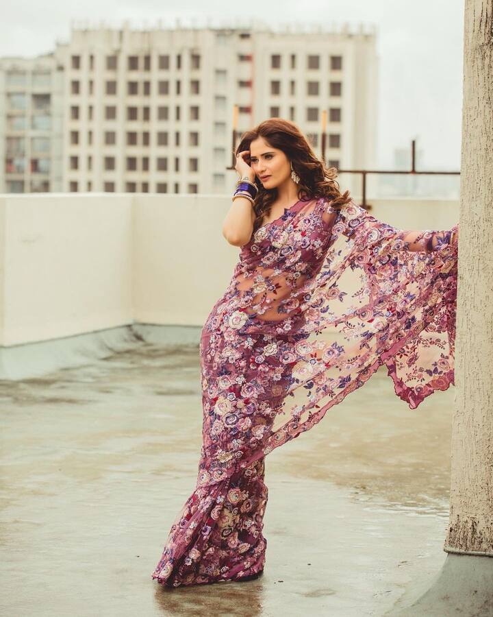 तिच्या प्रोजेक्ट्सपेक्षा तिच्या बोल्ड आणि सिझलिंग फोटोमुळे ती सोशल मीडियावर वर्चस्व गाजवते. (फोटो सौजन्य : artisingh5/इंस्टाग्राम)