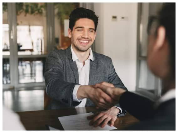 આજે અમે તમારા માટે હૃદયના ધબકારા અને દિમાગને શાંત કરવા માટે આવી જ કેટલીક ટિપ્સ લાવ્યા છીએ, જેની મદદથી તમે તમારા પહેલા કે બીજા ઇન્ટરવ્યૂમાં દરેક વખતે સફળતા પ્રાપ્ત કરી શકશો.