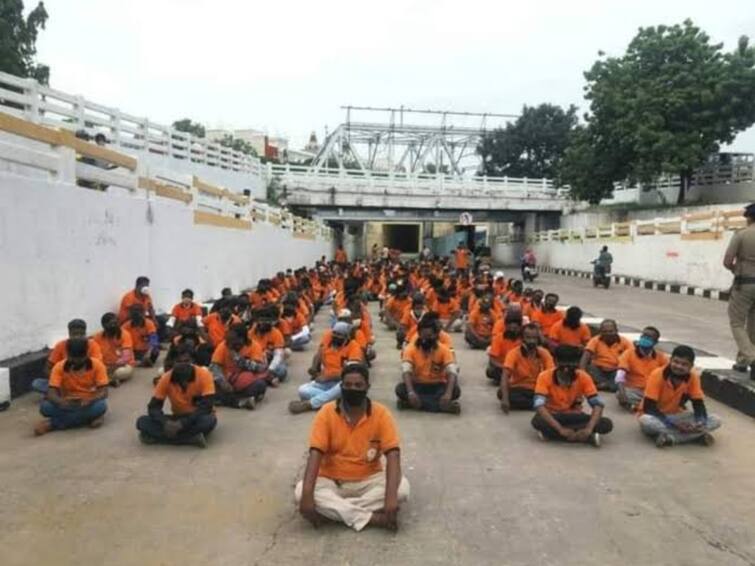 Swiggy delivery workers protest in Chennai over pay structure tweak services disrupted ஸ்விகி தொழிலாளர்கள் வேலை நிறுத்தம் ! ஆர்டர் சாப்பாட்டுக்கு அல்லோலப்படும் வாடிக்கையாளர்கள்!