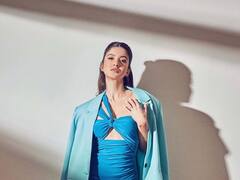 PHOTO: फोटोशूटसाठी शनाया कपूरने परिधान केला रिव्हिलिंग ड्रेस, पाहा बोल्ड लूक!