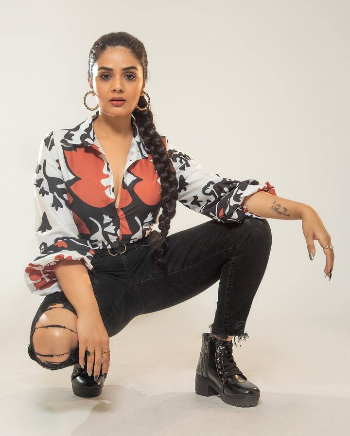 తాజాగా శ్రీముఖి సోషల్ మీడియాలో షేర్ చేసిన ఫోటోలు నెట్టింట్లో వైరల్ గా మారాయి. Photo credit: Sreemukhi/ instagram