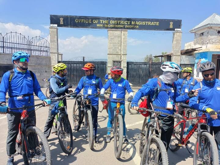 Jammu and Kashmir Chief Secretary Arun Kumar Mehta flagged off 300 long Kashmir Cyclothon Kashmir Cyclothon: 300 किलोमीटर लंबी साइक्लोथोन आज से शुरू, मुख्य सचिव ने हरी झंडी दिखाकर किया रवाना