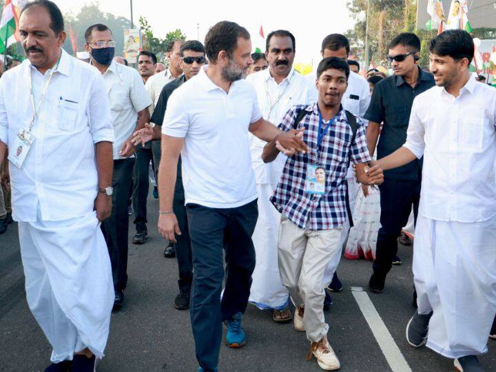 भारत जोड़ो यात्रा से राहुल गांधी की कई ऐसी तस्वीरें सामने आ चुकी है, जिनमें लोगों के साथ उनका जुड़ाव साफ नजर आ रहा है. ऐसी ही एक तस्वीर आज की यात्रा के दौरान भी सामने आई. राहुल गांधी इसमें एक दिव्यांग बच्चे का हाथ थामे चल रहे हैं.
