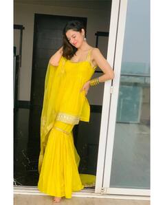 येलो शऱारा सूट पहने कहर ढाती नजर आईं Divya Khosla Kumar, साजों-श्रृंगार के भी लगीं बला की खूबसूरत