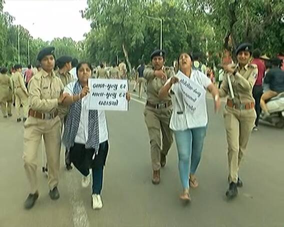गुजरात: मोदी के दौरे से पहले आंदोलन खत्म करने को सरकार सक्रिय, गांधीनगर में रुके स्वास्थ्यकर्मी, पुलिस के पास से वाहन गायब गुजरात: मोदी के दौरे से पहले आंदोलन खत्म करने को सरकार सक्रिय, गांधीनगर में रुके स्वास्थ्यकर्मी, पुलिस के पास से वाहन गायब