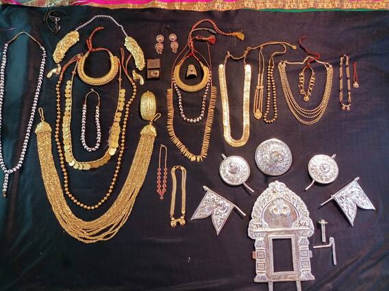 अंबाबाईच्या सोन्याच्या दागिन्यांची स्वच्छता...