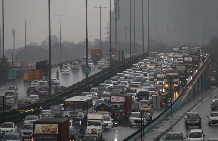 Gurugram Weather Update: दिल्ली से सटे गुरुग्राम में गुरुवार को हुई मूसलाधार बारिश से कई इलाकों में जलभराव हो गया. जिसकी वजह से शहर में जगह-जगह जाम लग गया. लोगों को घंटो ट्रैफिक जाम और पानी से भरी सड़कों पर फंसा रहना पड़ा. देखिए ये तस्वीरें....