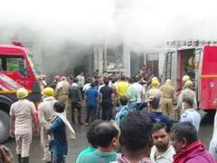 दिल्ली के नरेला में जूते की फैक्ट्री में लगी भंयकर आग, बुलानी पड़ी दमकल की 10 गाड़ियां