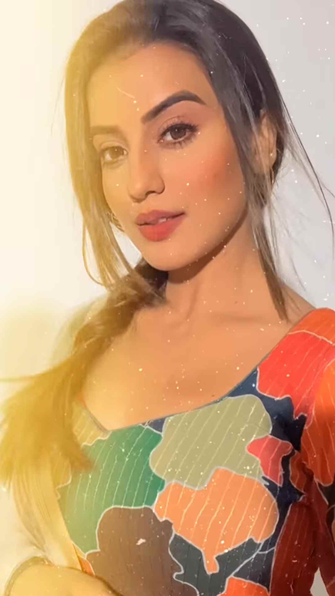 अक्षरा सिंह सोशल मीडिया की सेंसेशन बन चुकी हैं