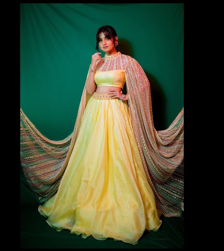 हृता दुर्गुळेने 'टाइमपास 3' या चित्रपटातून चित्रपटसृष्टीत पदार्पण केलं.