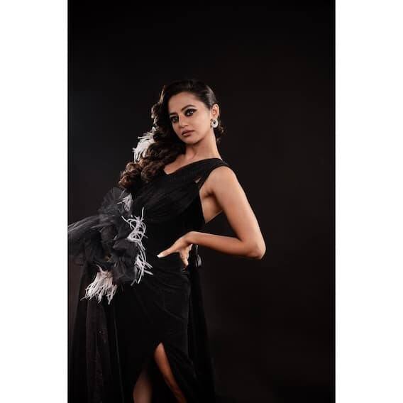 ટીવી સ્ટાર હેલી શાહ (Helly Shah) નાના પડદા પર તો પોતાનો જાદુ લાવી ચૂકી છે, હવે પોતાની જાદુ સોશ્યલ મીડિયા પર પણ ચલાવી રહી છે. એક્ટ્રેસ ખુબ જ એક્ટિવ છે.