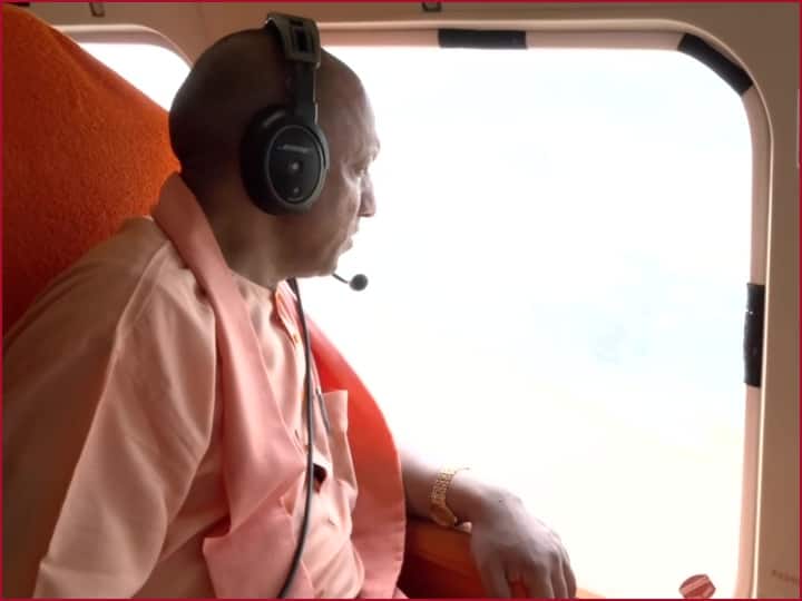 CM Yogi Adityanath did aerial survey of flood-hit districts of gave instructions to the officials UP News: यूपी के बाढ़ग्रस्‍त जिलों का CM योगी ने किया हवाई सर्वेक्षण, अधिकारियों से बोले- राहत कार्यों में लाएं तेजी