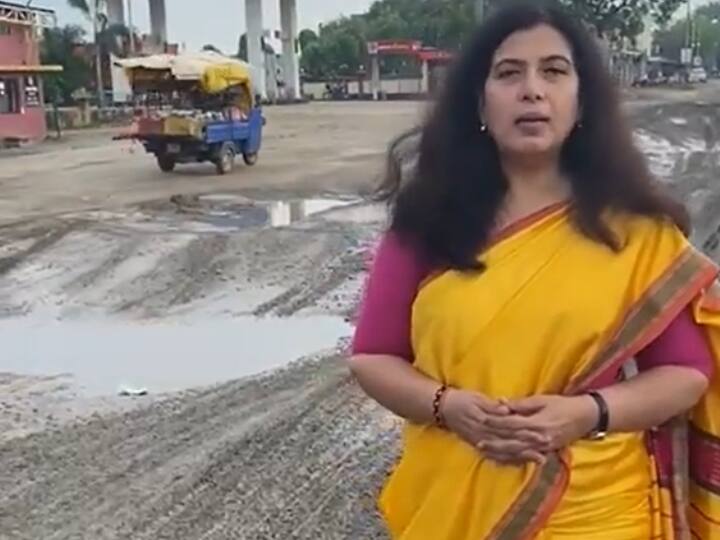 Chhattisgarh Saroj Pandey made video showing bad road Congress told BJP's corruption ann Chhattisgarh: बीजेपी सांसद सरोज पांडे ने खराब सड़क का बनाया वीडियो, क्या बोली कांग्रेस?