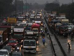 भारी बारिश से पानी-पानी हुआ नोएडा-गुरुग्राम, WFH और स्कूल बंद, यूपी में 16 लोगों की मौत- Pics