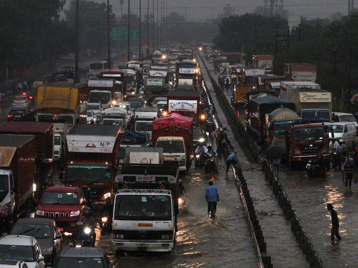 भारी बारिश के कारण गुरुग्राम के कई हिस्सों में जलभराव हो गया, जिससे ट्रैफिक जाम की स्थिति पैदा हो गई. पुलिस को भी सड़कों पर भीड़भाड़ कम करने के लिए संघर्ष करना पड़ा.
