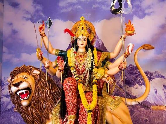 ચક્ર - ભગવાન વિષ્ણુના હાથની સુંદરતામાં વધારો કરતું સુદર્શન ચક્ર, શ્રીહરિ દ્વારા માતા દુર્ગાને આપવામાં આવ્યું હતું. સુદર્શન ચક્ર દૂરંદેશી અને નિશ્ચયનું પ્રતીક છે. મા દુર્ગાની તર્જનીમાં ફરતું સુદર્શન ચક્ર એ હકીકતનું પ્રતિક છે કે આખું વિશ્વ તેમની નીચે છે.