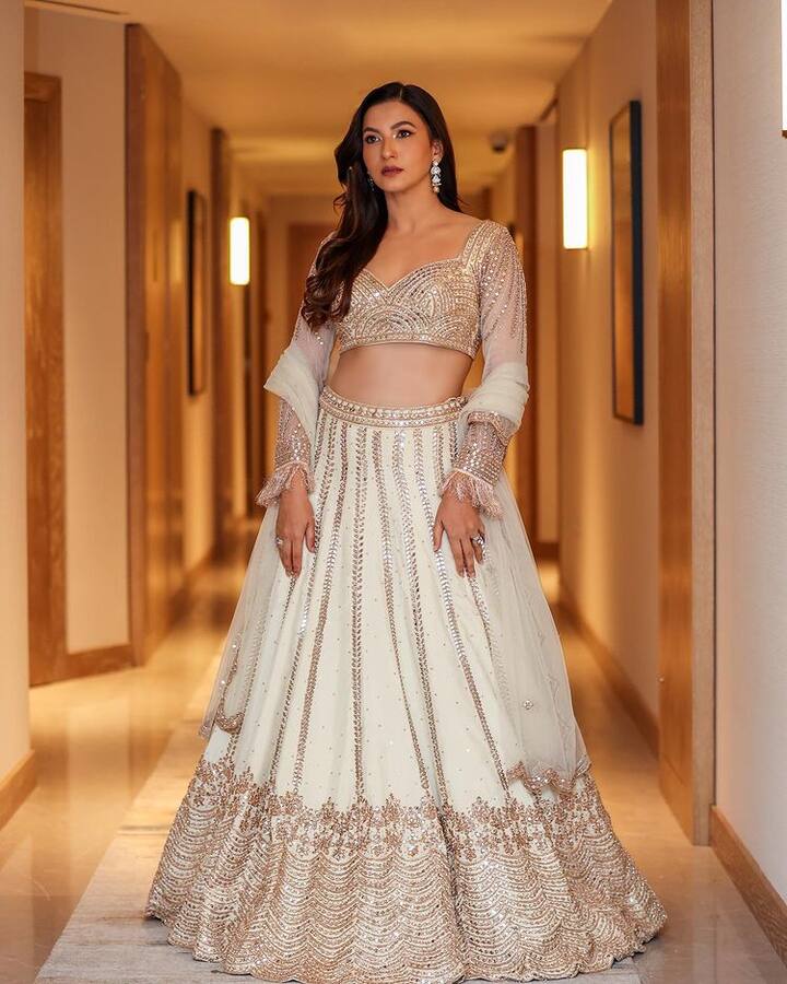તેના આઉટફીટ વિશે વાત કરીએ તો, અભિનેત્રી ઓફ ચણિયા ચોલીમાં ખૂબ સુંદર લાગે છે.