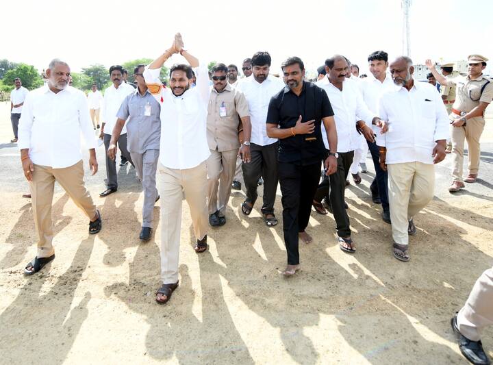 త‌న‌దైన శైలిలో అభిమానుల‌కు అభివాదం చేసిన సీఎం జ‌గ‌న్