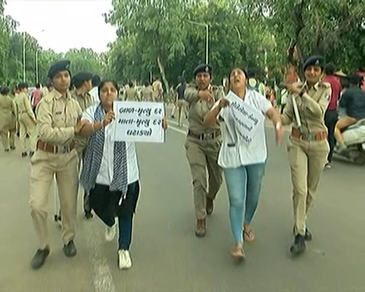 Health Workers Andolan, Police detain health workers in Gandhinagar during protest Health Workers Andolan : મંજૂરી વગર વિરોધ કરી રહેલા આરોગ્યકર્મીઓની અટકાયત