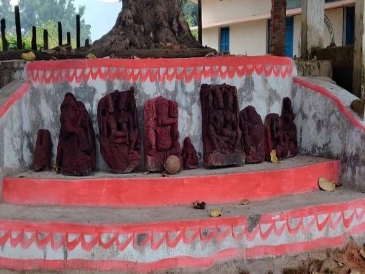 bastar news Ancient idols being destroyed due to lack of protection tribals appealed to the Department of Archeology ann Bastar News: संरक्षण के अभाव में नष्ट हो रही प्राचीन मूर्तियां, आदिवासियों ने पुरातत्व विभाग में लगाई गुहार