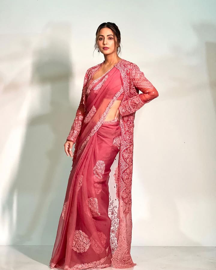 ज्यामध्ये ती खूपच सुंदर दिसत आहे. हिना खानने ही साडी हाय ज्वेल कॉलर ब्लाऊजसोबत  पेअर केली आहे.(फोटो सौजन्य :realhinakhan/इंस्टाग्राम)