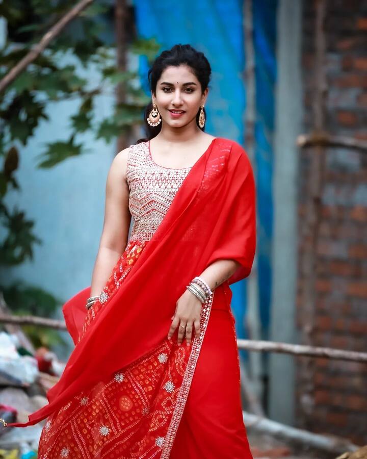 బిగ్ బాస్ కంటెస్టెంట్ మానస్ తో కలిసి జరీ జరీ పంచెకట్టు అనే ఊరమాస్ పాటలో అదిరిపోయే స్టెప్స్ వేసి దుమ్ము దులిపింది. Image Credit: Vishnu Priya/Instagram