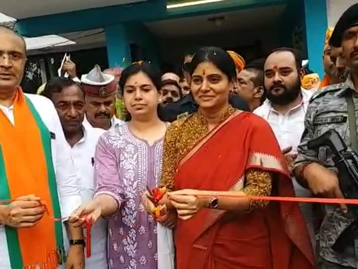 mirazapur anupriya patel inaugurates exhibition organised under vocal for local ann Mirzapur: मिर्जापुर में 'वोकल फॉर लोकल' प्रदर्शनी, कारीगरों का मनोबल बढ़ाने पहुंचीं मंत्री अनुप्रिया पटेल