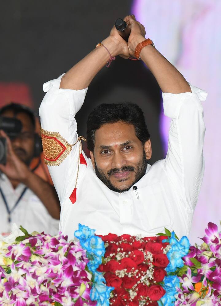 వచ్చే జనవరిలో  ప్రస్తుతం ఇస్తున్న రూ. 2500 పెన్షన్‌ను రూ. 2750 చేస్తామని సీఎం జగన్ ప్రకటించారు.
