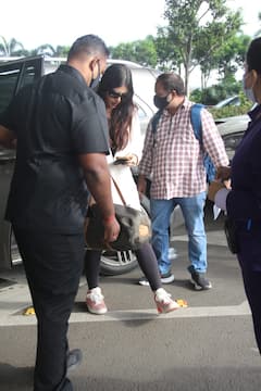 Aishwarya Rai Bachchan: ఎయిర్ పోర్టులో ఐశ్వర్యరాయ్ సందడి