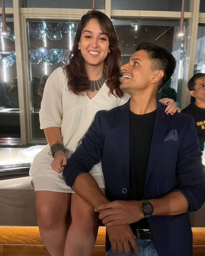 इरा सोशल मीडिया पर काफी पॉपुलर हैं. बिंदास इमेज की वजह से उनकी तस्वीरें अक्सर वायरल होती रहती हैं. इंस्टाग्राम पर एक वीडियो शेयर कर उन्होंने नुपुर के साथ अपनी सगाई की घोषणा की है.