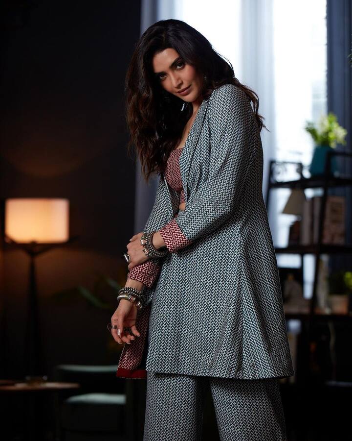 फोटोमध्ये करिश्मा तन्ना हिची स्लिम आणि टोन्ड फिगर देखील दिसत आहे. फोटोमध्ये तिची मिलियन डॉलर स्माईल देखील दिसत आहे.