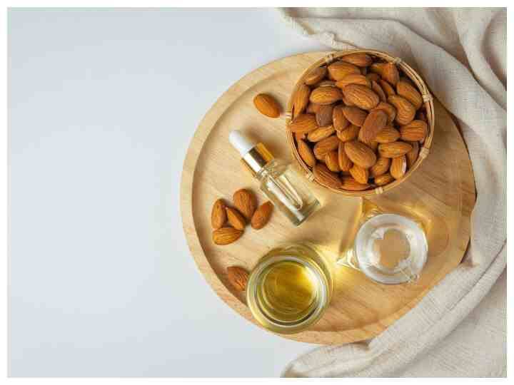 आंखों के आसापस बादाम तेल लगाएं. इससे डार्क सर्कल कम होने के साथ-साथ आंखों की खूबसूरती बढ़ सकती है. (Photo - Freepik)
