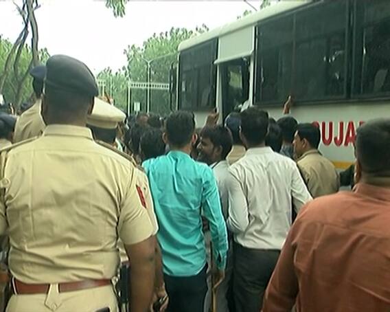 गुजरात: मोदी के दौरे से पहले आंदोलन खत्म करने को सरकार सक्रिय, गांधीनगर में रुके स्वास्थ्यकर्मी, पुलिस के पास से वाहन गायब गुजरात: मोदी के दौरे से पहले आंदोलन खत्म करने को सरकार सक्रिय, गांधीनगर में रुके स्वास्थ्यकर्मी, पुलिस के पास से वाहन गायब