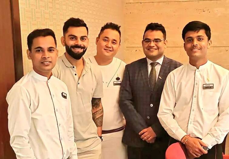 Ind vs Aus T20: Nagpur hotel staffs thrilled to meet Virat Kohli, click photo, know in details Virat Kohli: বিরাট-দর্শন, উচ্ছ্বসিত নাগপুরে টিম ইন্ডিয়ার হোটেলের কর্মীরা, ছবি ভাইরাল