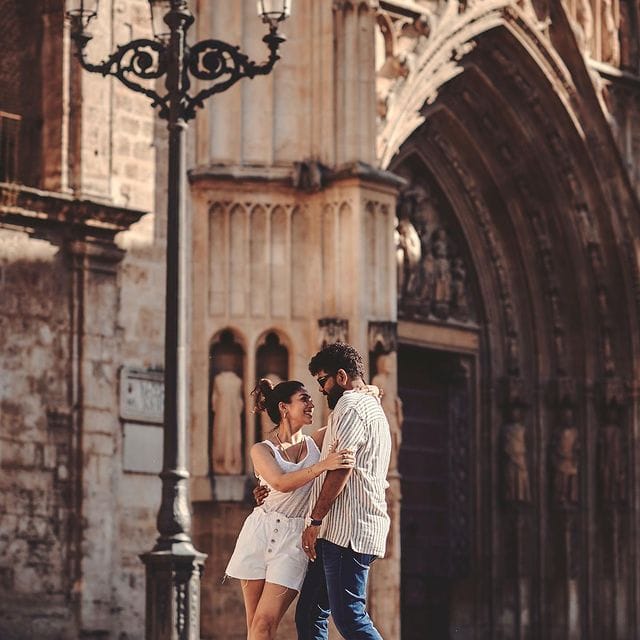 கடல் அலை போல உன் கால் தொட்டு உரசி