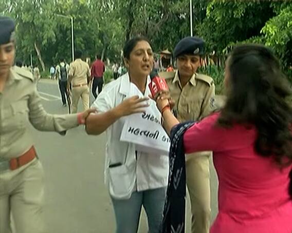गुजरात: मोदी के दौरे से पहले आंदोलन खत्म करने को सरकार सक्रिय, गांधीनगर में रुके स्वास्थ्यकर्मी, पुलिस के पास से वाहन गायब गुजरात: मोदी के दौरे से पहले आंदोलन खत्म करने को सरकार सक्रिय, गांधीनगर में रुके स्वास्थ्यकर्मी, पुलिस के पास से वाहन गायब