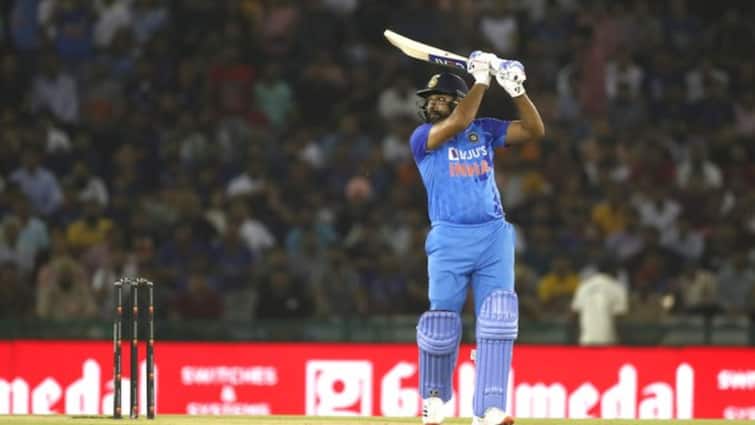 indian captain rohit sharma has surpassed martin guptill to hold the record for most sixes  IND vs AUS: T20I નો સિક્સર કિંગ બન્યો રોહિત શર્મા, ગપ્ટિલને પાછળ છોડી ઈતિહાસ રચ્યો