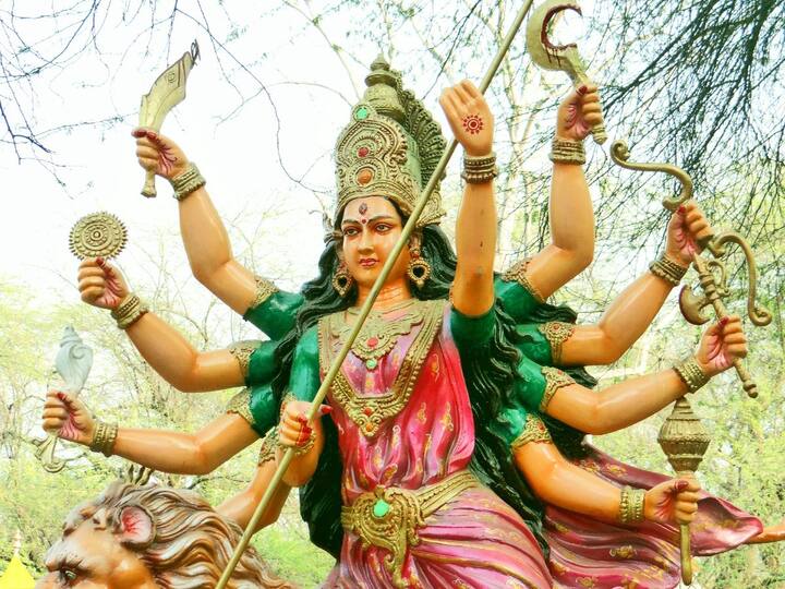 Navratri 2022: Do You Know Why Handful of Soil from Brothels is Used to Make the Idols of Goddess Durga? Navratri 2022: பாலியல் தொழிலாளி கைகளால் பெறப்படும் புனிதமண்..! துர்காதேவி சிலைகள் உருவாகும் பின்னணி..!