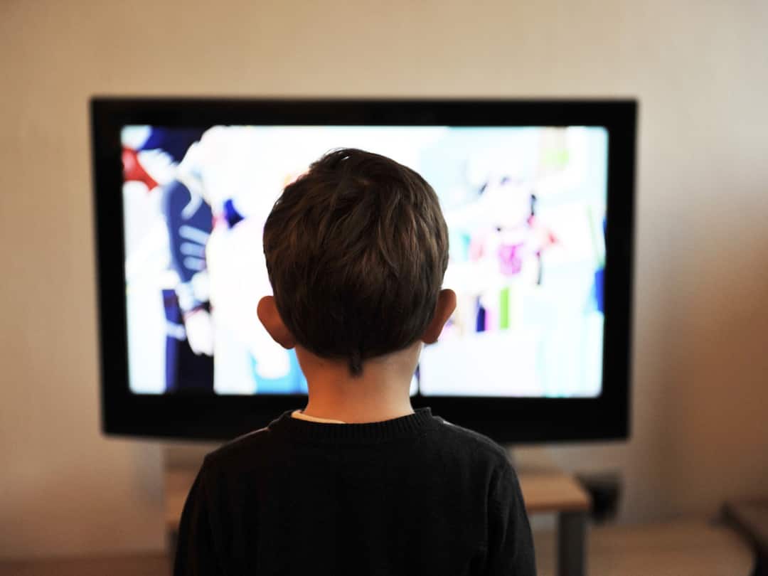 watching tv with kids is good for their development మీ పిల్లలు ప్రయోజకులు కావాలా? అయితే, వారితో కలిసి టీవీ చూడండి, ఎందుకంటే..