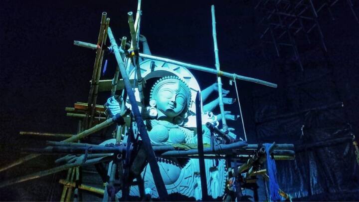 Hazra Park Puja: পুজোর ঢাকে কাঠি পড়ে গিয়েছে। সেজে উঠছে শহরের মণ্ডপ। ৮০ বছরে পা দিল হাজরা পার্কের দুর্গোৎসব। সেই উপলক্ষ্যে বিশেষ প্রস্তুতি মণ্ডপসজ্জা তথা সার্বিক থিমের ভাবনায়।