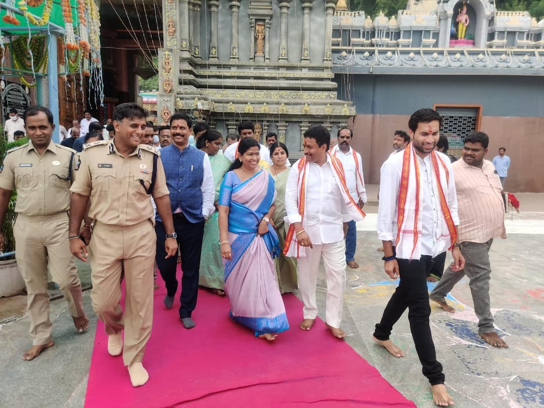 Dasara 2022: ఏపీలో దసరా ఉత్సవాలు, దుర్గమ్మ సన్నిదిలో మెదలైన పొలిటికల్ వార్ Dasara 2022: Political war During Dussehra celebrations in AP DNN Dasara 2022: ఏపీలో దసరా ఉత్సవాలు, దుర్గమ్మ సన్నిదిలో మెదలైన పొలిటికల్ వార్