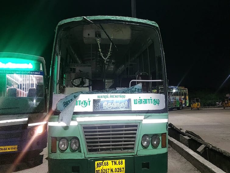 thiruvarur bus stand goverment bus attack TNN திருவாரூரில்  அரசு பேருந்துகள் கண்ணாடி உடைப்பு - மர்மநபர்களை தேடும் போலீசார்